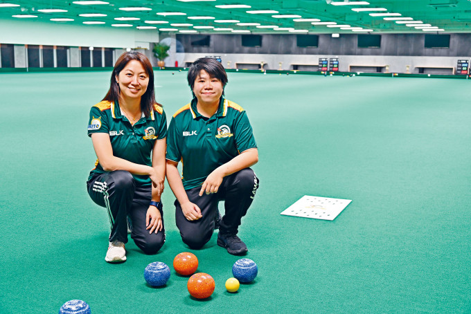 室內草地滾球場Simply Bowls，創辦人Vivian（右）及Dorothy（左）均為香港草地滾球隊前代表。
　　