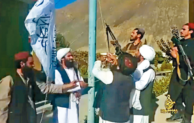 塔利班人員在潘傑希爾谷地升起旗幟。