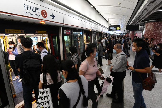 港鐵送10萬張免費單程車程慶祝屯馬綫開通。資料圖片