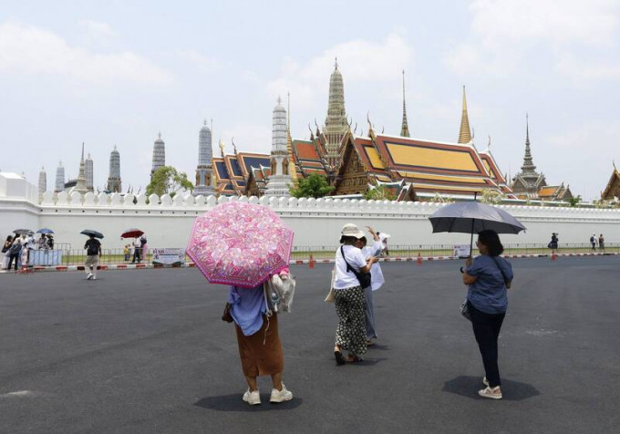 泰国本周经历热浪，曼谷体感温度恐飙破摄氏52度。
