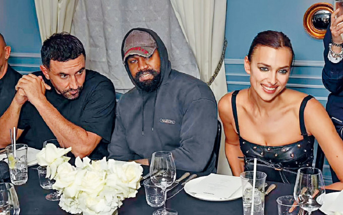 在倫敦時裝周慶功宴上，Irina和Kanye（中）亦同坐，更有講有笑。