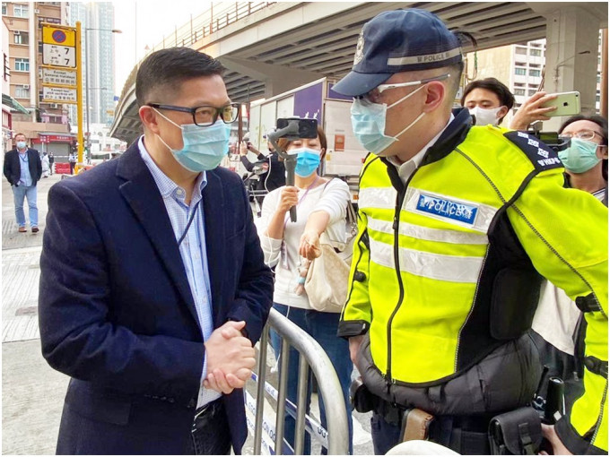 鄧炳強（左）表示警方正研究使用各種低殺傷力武器。「香港警察」fb資料圖片