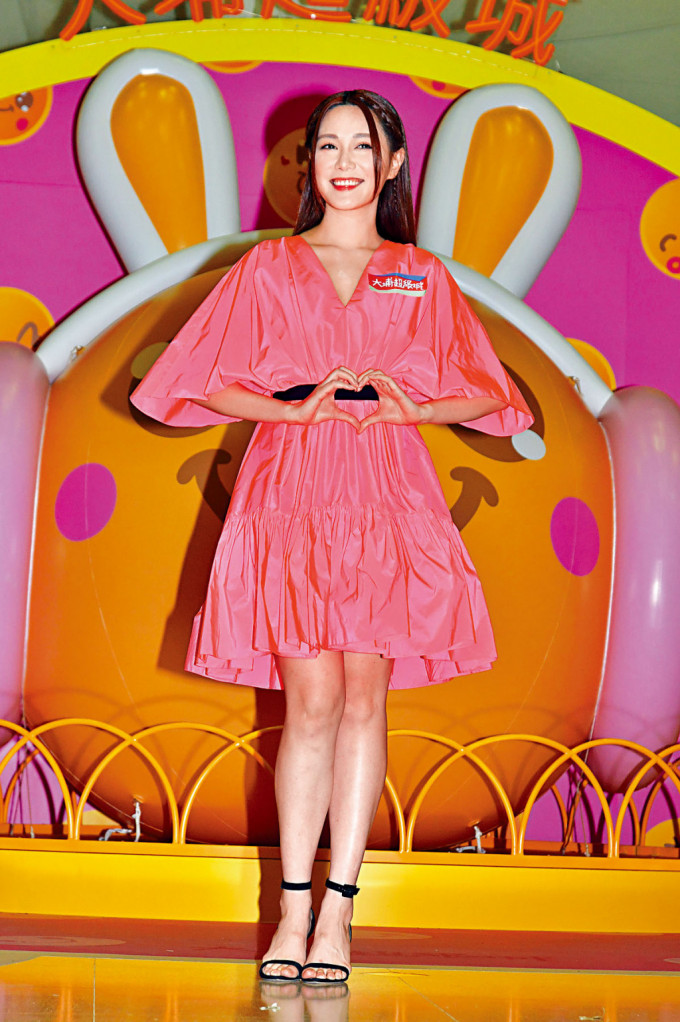 汤洛雯穿桃红色裙出席商场活动，人逢喜事流露出幸福笑容。