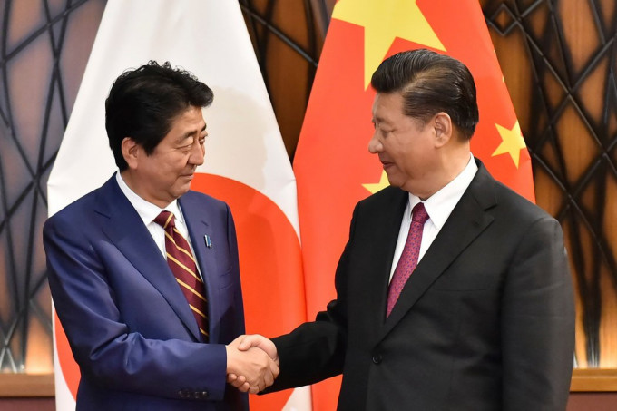 習近平（右）、安倍（左）。