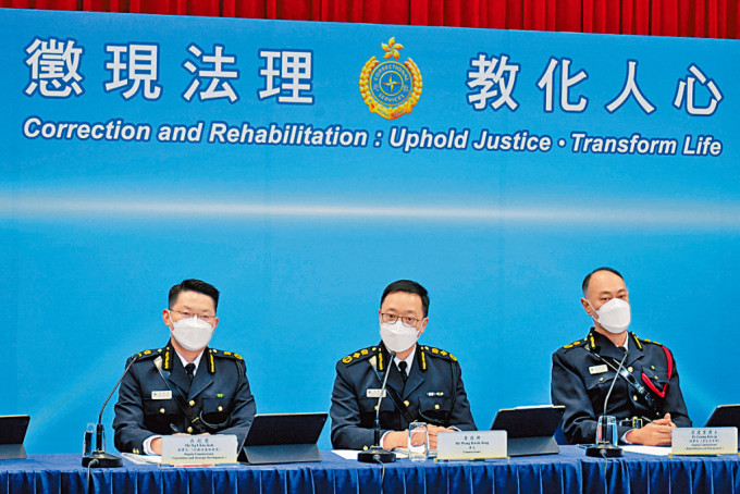 懲教署署長黃國興（中）、副署長吳超覺（左）及梁建業（右）總結該署去年整體工作情況。 