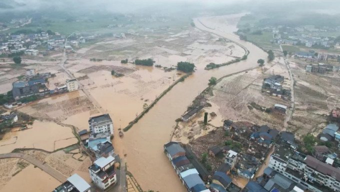 韩江流域的17条河流发生超警以上洪水。 央视截图