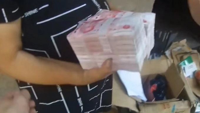 江苏女子将20万现金放纸箱，被家人当废物卖掉，幸警方帮忙找回。
