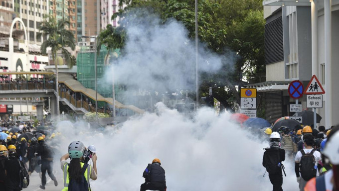 2019年11月13日荃湾多处被示威者占据及以杂物堵路。 资料图片