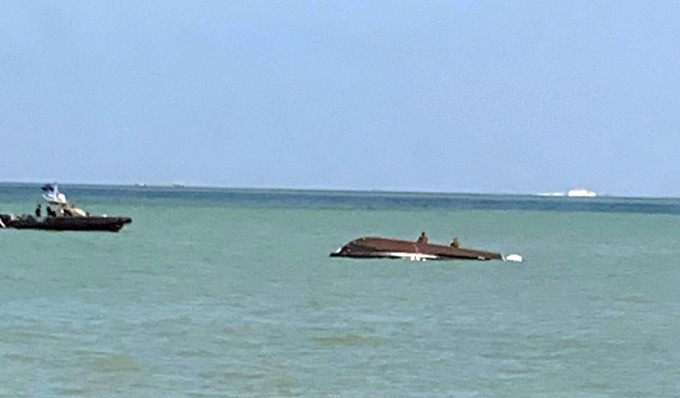 涉事的小艇翻沉，政府跨部门搜救。