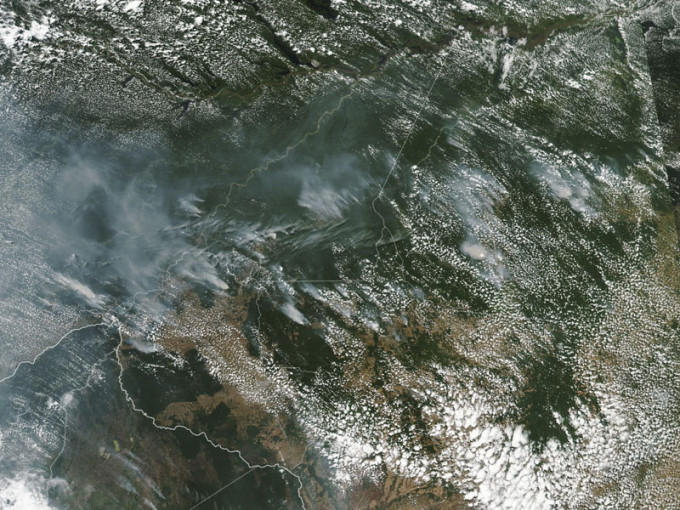 NASA日前提供的這張衛星圖像顯示了巴西亞馬遜森林中燃燒的幾宗火災。AP