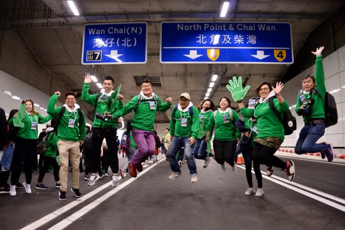 参加者在隧道内开心拍照。