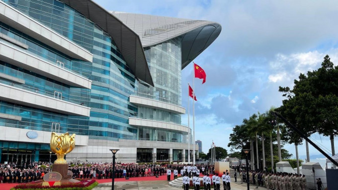 10月1日，香港在金紫荊廣場舉行升旗儀式，慶祝中華人民共和國成立73周年。互聯網