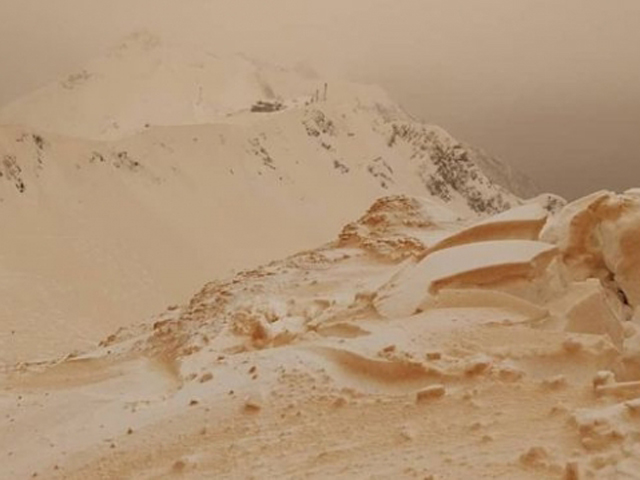有遊客拍下俄羅斯索契滑雪場，雪山披上橙雪的情景。 網圖