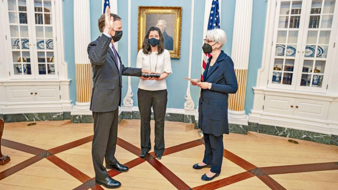 美國新任駐華大使伯恩斯宣誓就任。