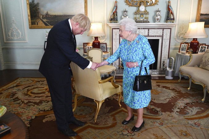 约翰逊与女皇见面,其后，「爆响口」违反皇室礼仪。AP图