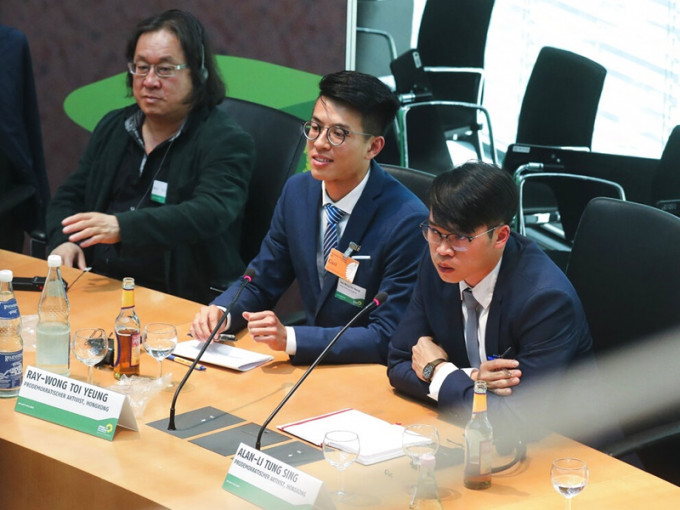 黄台仰(中)及李东升(右)出席德国政党在国会内举行的研讨会。AP