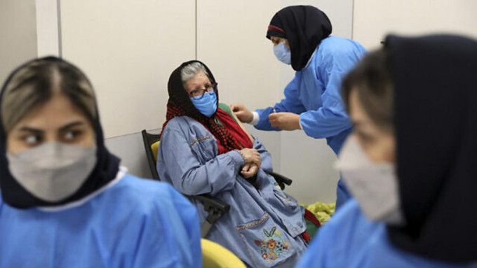 伊朗至今共有5300多万人接种了两剂疫苗。AP