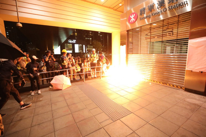 當日有示威者放火燒將軍澳站出入口。資料圖片