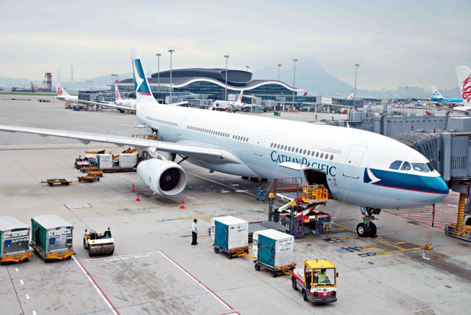 国泰表示持续受跨境旅游及营运限制影响，下月取消约三分一原以闭环执勤模式运作到港的客运航班。
