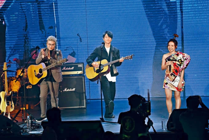 周国贤现身糖兄妹演唱会担任表演嘉宾。
