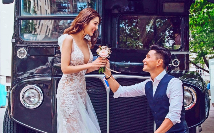 陳展鵬在「MARRY ME」巴士前第二次求婚。