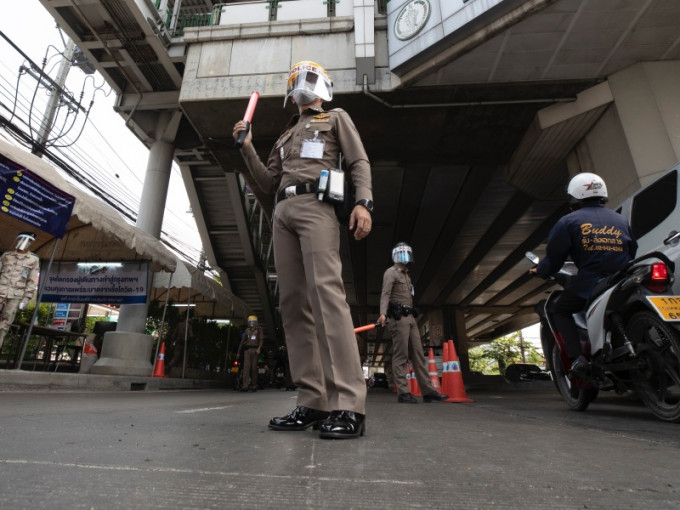 泰國今日起禁止外來客機入境為期3日。AP