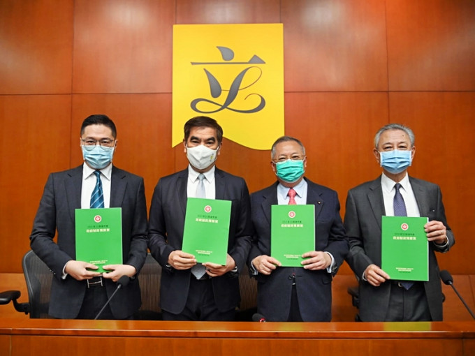 张宇人（右二）欢迎政府向合资格港人发放5000元电子消费券。