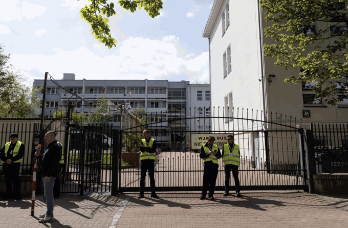 2023 年 4 月 29 日，保安人員站在俄羅斯駐波蘭華沙大使館學校的大門前。路透社