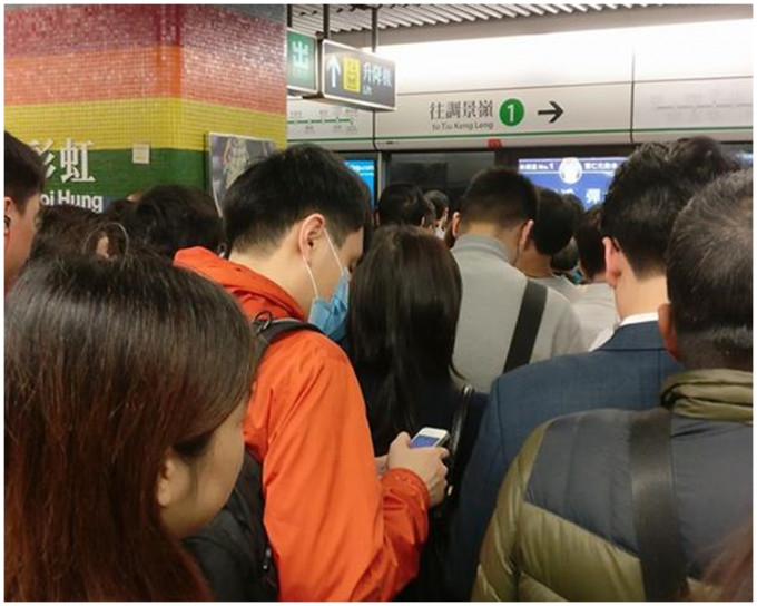 观塘綫列车服务一度受阻，大量人群在彩虹站轮候。突发事故报料区fb图片
