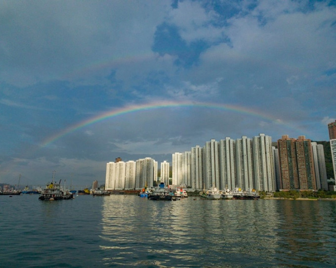 早上近8时荃湾西出现双彩虹。网民Chris Chan图片‎