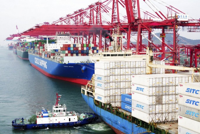 美国调高2000亿美元中国货关税至25%。AP
