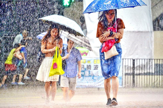 本港未来九日有骤雨。资料图片
