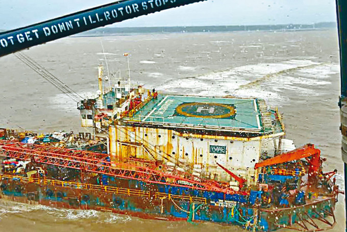在印度萨特帕蒂海岸附近的驳船「GAL Constructor」。