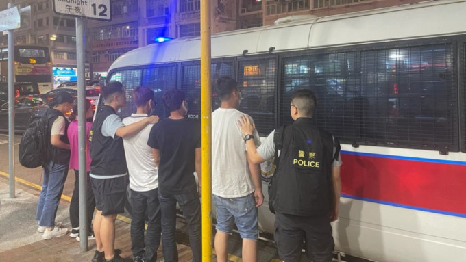 警破深水埗地下竹館 拘5男女。警方圖片