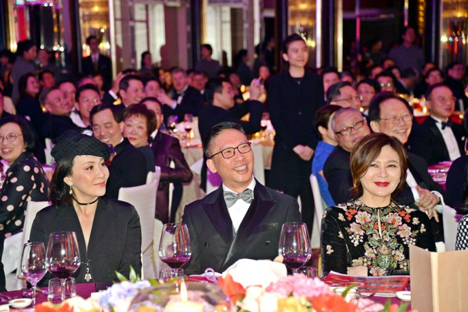 在杰出领袖颁奖礼上，袁国强获安排坐在刘嘉玲和关之琳中间。