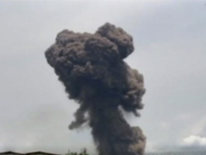 赤道幾內亞軍營發生爆炸， 濃濃的黑煙從營地升起。（AP圖片）