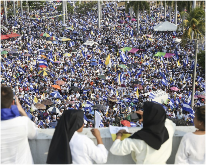 數以萬計市民響應天主教會號召在馬那瓜市中心上街遊行示威。AP