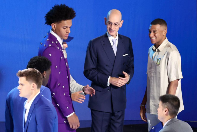 巴黎圣日耳门球星麦巴比（右）出席NBA选秀大会，与应届状元、杜克球员宾卡路（穿紫外套者）合照。