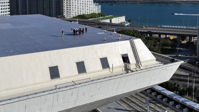 初创科企研制冷涂层 红馆天台涂上后降温至平均24°C 年省30万度电 获环境局协助设生产线