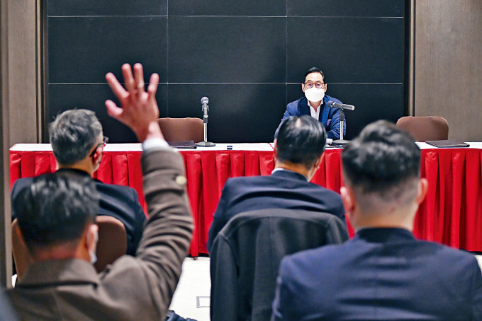 有专业人士建议，康宏小股东应主动集合足够股数召开股东特别大会。