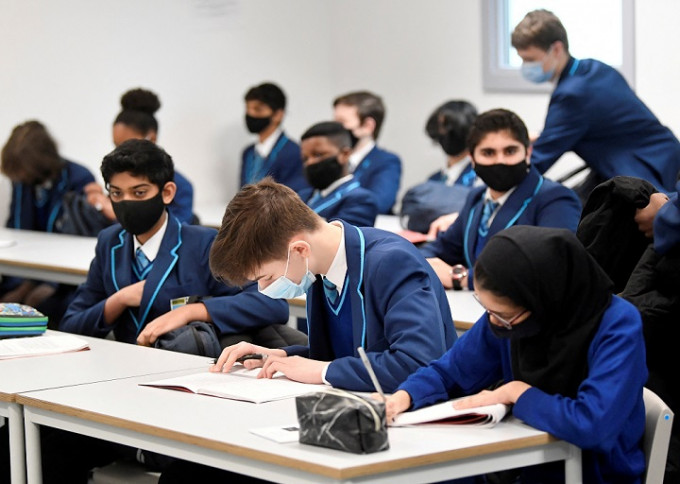 英格蘭將嚴格執行要求中學生戴口罩的措施。REUTERS圖片