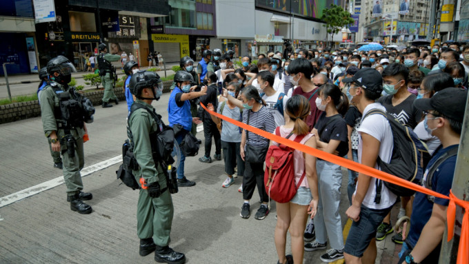 当日铜锣湾有大批人士聚集，警方多次拉起封锁线。资料图片