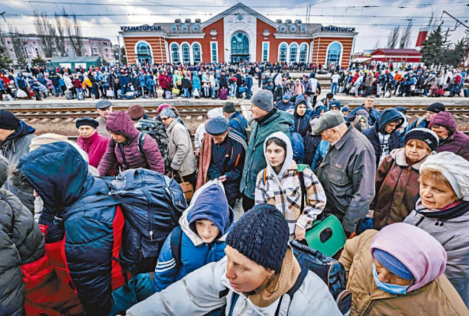 克拉马托尔斯克火车站月台上，周二有大批长者和妇孺。