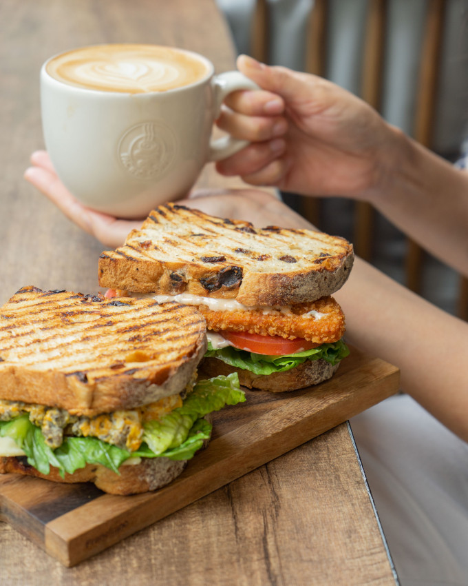 Pacific Coffee與Green Monday合作，推動可持續的素食營養餐單，包括燕麥奶手調飲品、植物肉三文治及健康杯系列等。