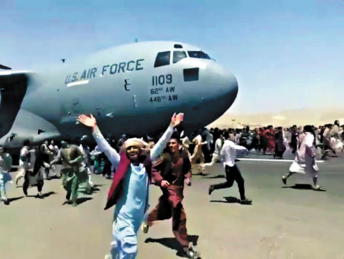 阿富汗人蜂擁攀上美軍軍機畫面，全球震驚。網圖