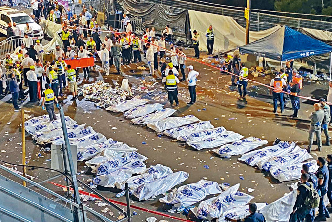 ■救援人員把人踩人慘劇死者的遺體用毯子與屍袋包裹。