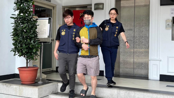 新北市警察局海山分局日前逮捕涉嫌擔任詐騙集團車手的香港籍陳姓男子。 中時