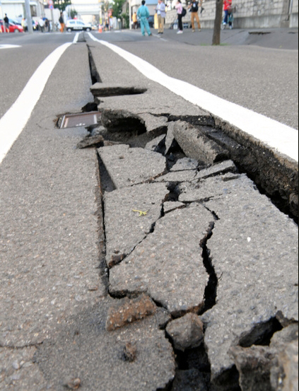 札幌市北区因地震导致道路出现裂缝。（图：朝日新闻）