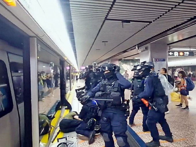 警方去年8月31日进入港铁太子站拘捕示威者。资料图片