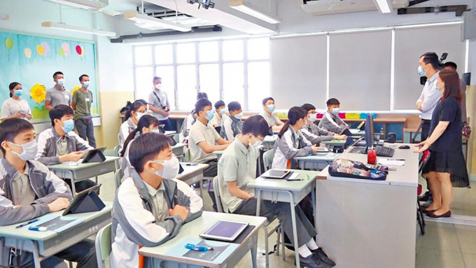 蔡若蓮指，直資學校修讀非本地課程的學生在中四應修讀公民科。